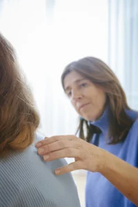 Jutta Haslmaier mit einer Teilnehmerin