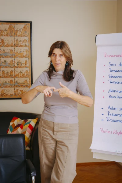 Jutta Haslmaier neben einer Flipchart während dem Vortrag